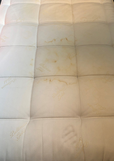 Matras tijdens vlekverwijdering