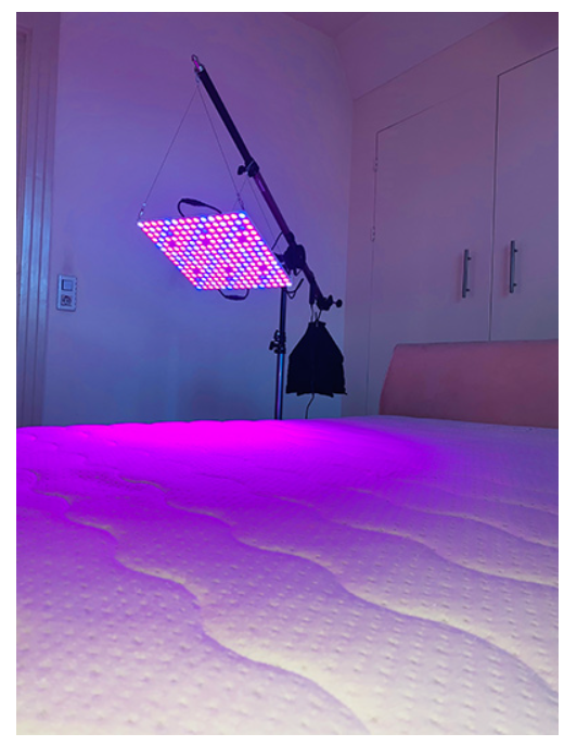 Paarse ultraviolet lamp bij vlekverwijdering