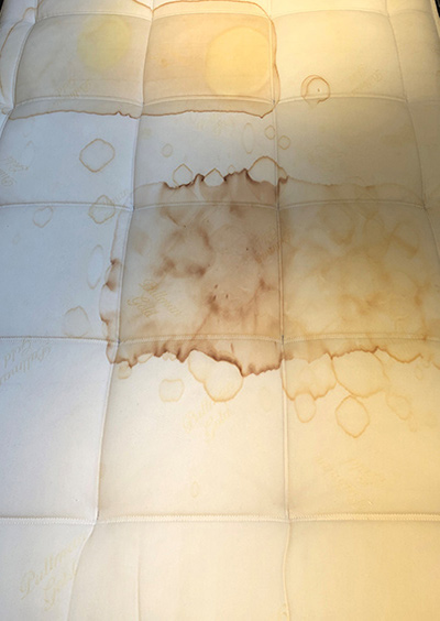 Matras met vlekken voor behandeling